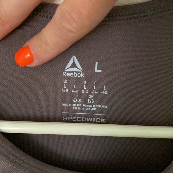 Women’s Crop Top Reebok workout top - Picture 3 of 3